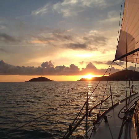 Bed And Boat Holiday *