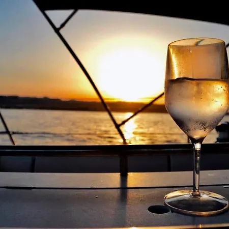 Bed And Boat Holiday Botel