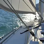 Bed And Boat Holiday Botel