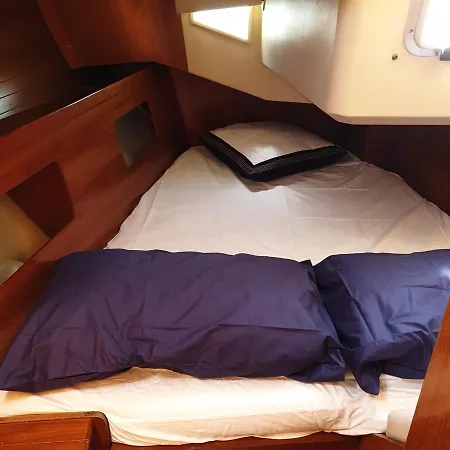 Bed And Boat Holiday Tekne