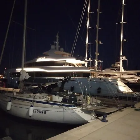 Hotel na wodzie Bed And Boat Holiday
