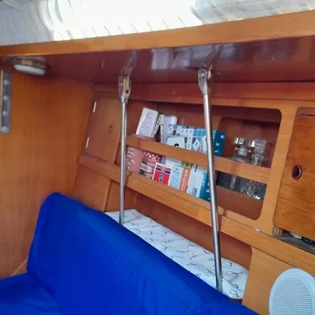 Bed And Boat Holiday *