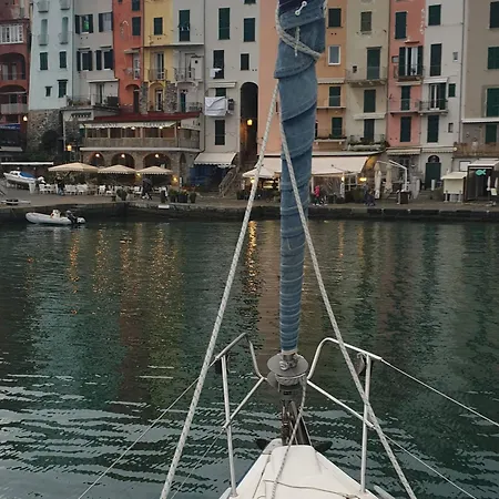 Bed And Boat Holiday Hotel na wodzie *