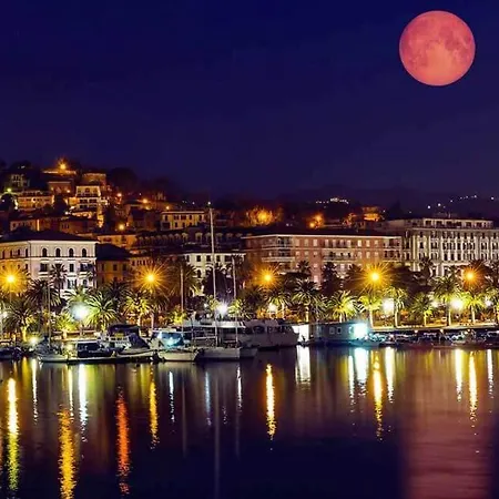 Bed And Boat Holiday Bådhotel