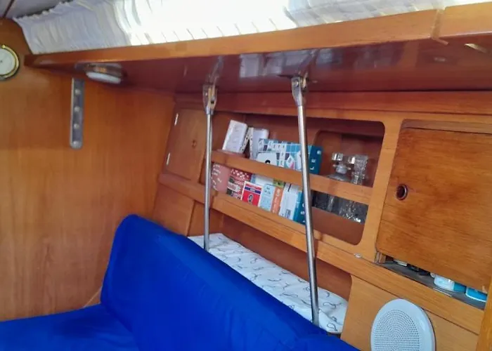 Bed And Boat Holiday *